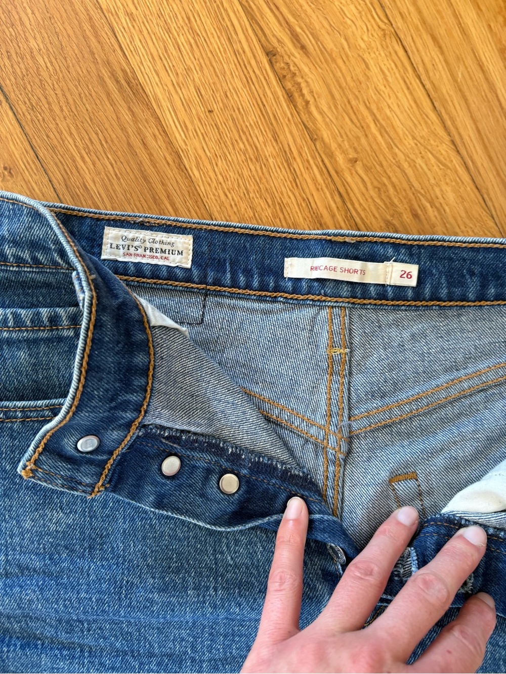 Levi’s Riches Shorts - Picture 2 of 3